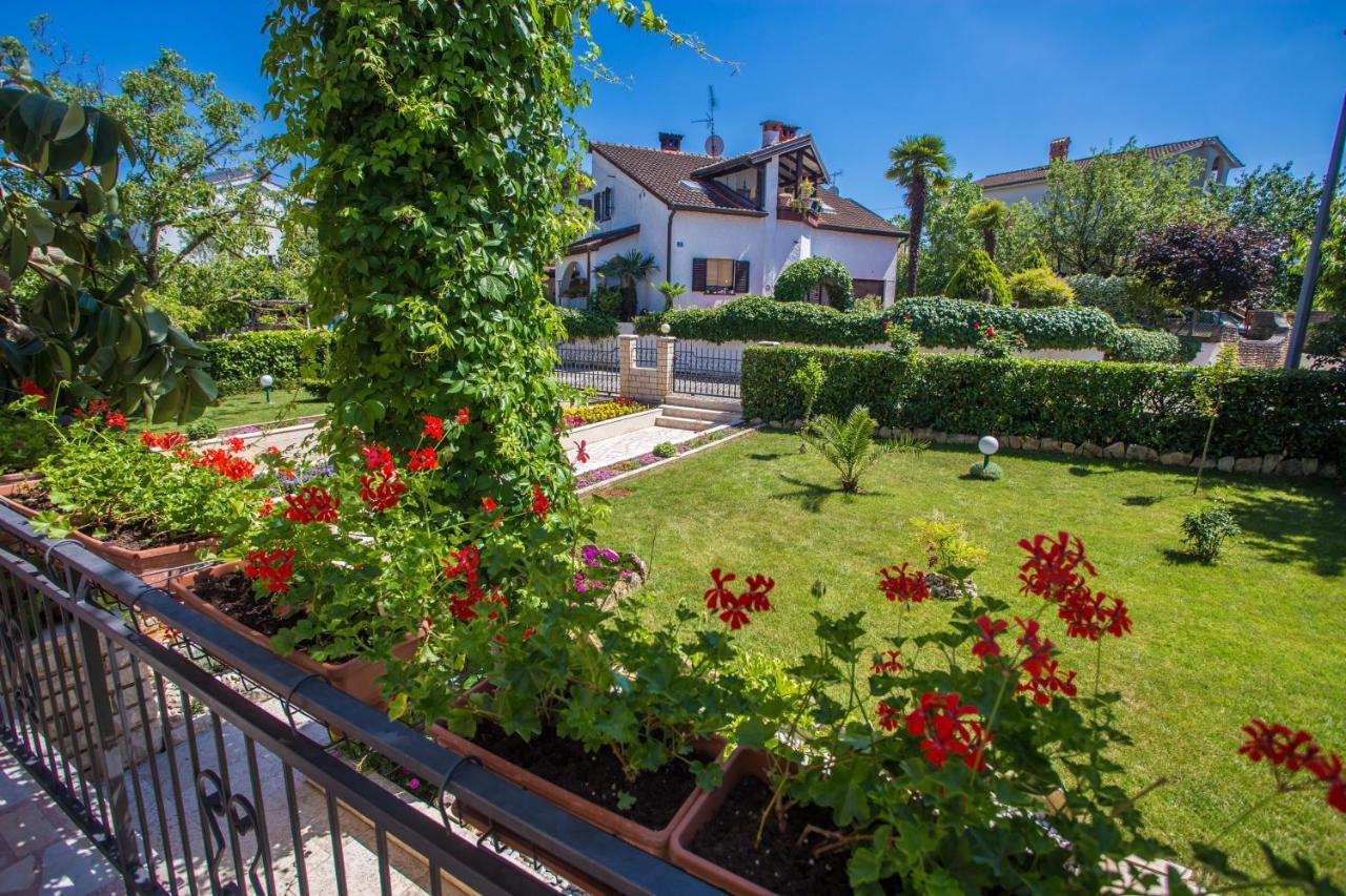 Garden View Apartment In Porec For 2 - 4 Persons Exterior photo